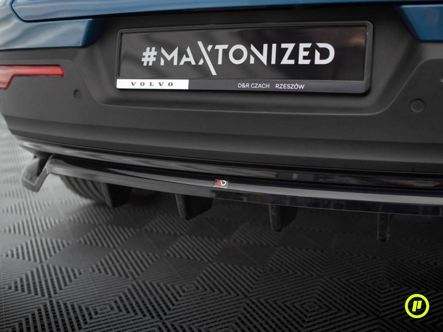 Maxton Design - Central Rear Splitter (with vertical bars) for Volvo C40 (E80 2021+)
